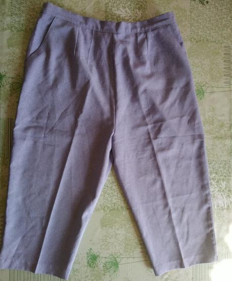 Dámske šedo fialové elegantné 3/4 nohavice england, xl