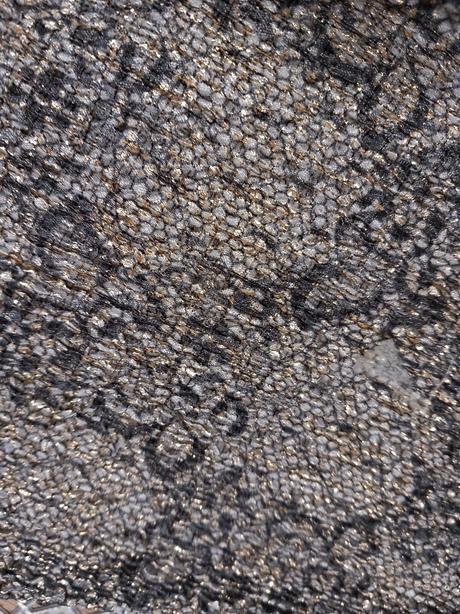 Šaty pretkavané zlatou nitkou, 52