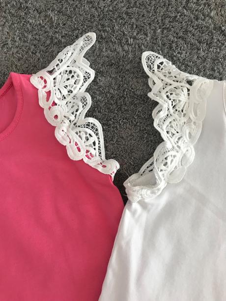 2 letné trička s čipkou v.104/110, 104