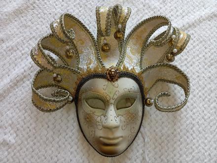 Benátska maska so zvončekmi, 