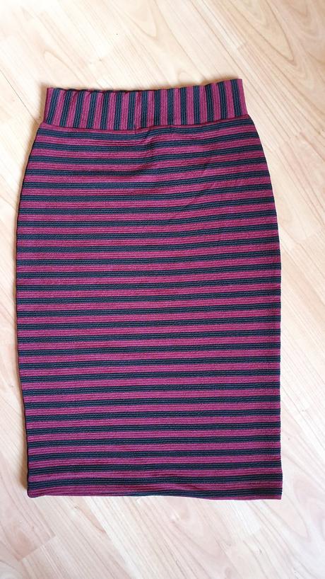 Vínovo-čierna pásiková strečová sukňa, s