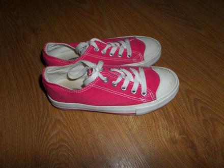 Ružové tenisky, 32