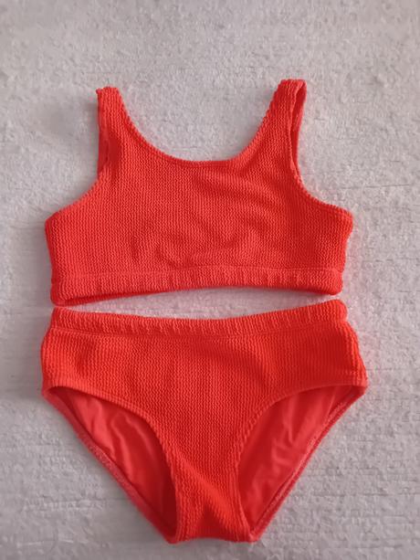 Neónové plavky, 134