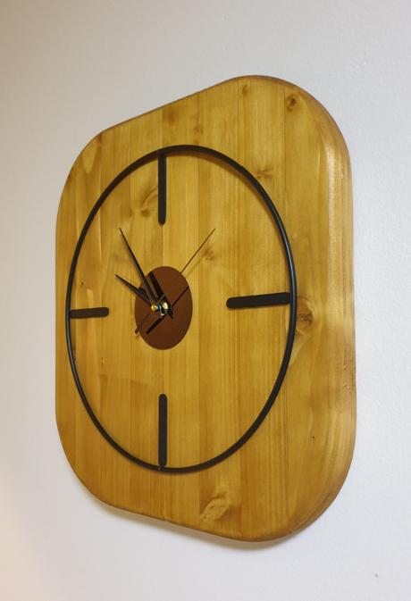 Drevené nástenné hodiny,