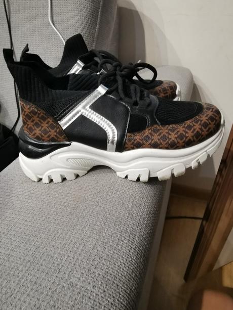 Vyššie tenisky, 37