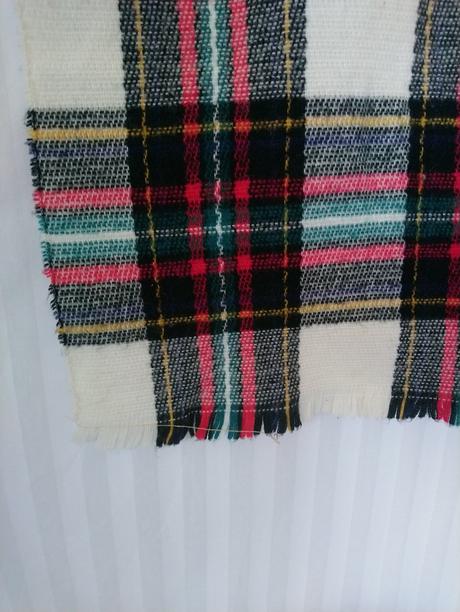 Podlhovastá farebná šatka so strapcami,