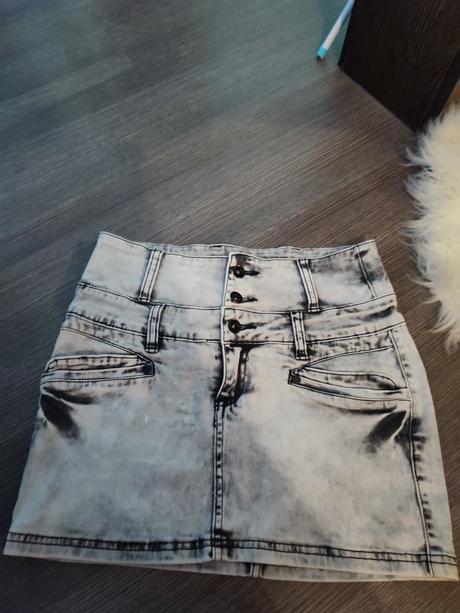 Minisukňa s vyšším pásom, sedí na s, s