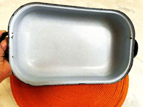 Starý smaltovaný pekáč, 