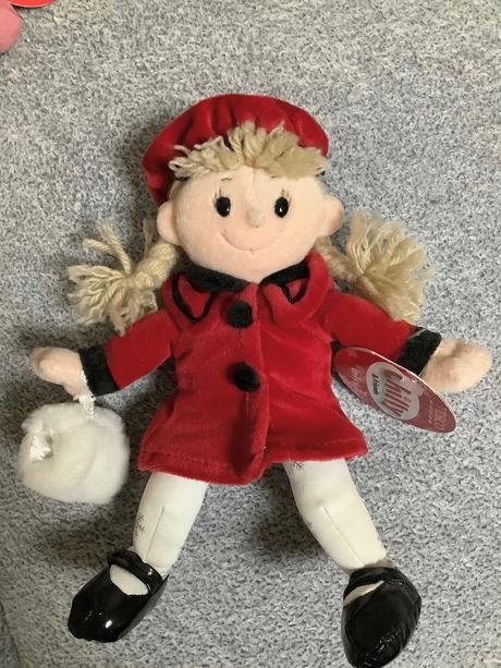 2 bábiky s visačkou 2 rozne,