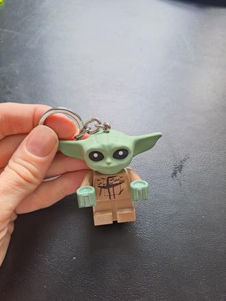 Grogu - svietiaca kľúčenka lego,