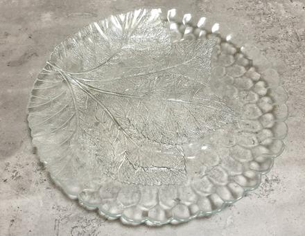 Sklenený servírovací tanier,