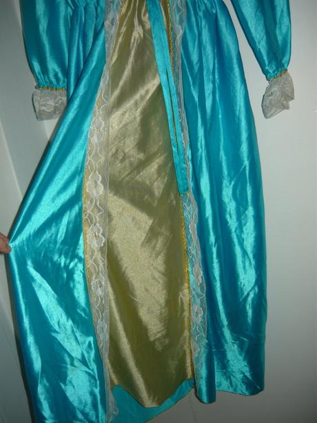 6a. - šaty na karneval 10/11,