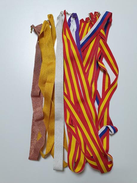 17 ks - stužky na medaile,