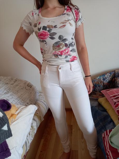 Tričko v kombinácií s bielymi nohavicami, m