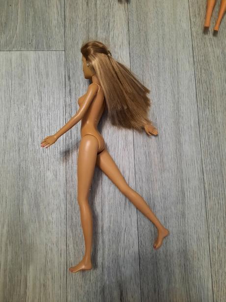 Barbie s rovnými nohami california 2004, 