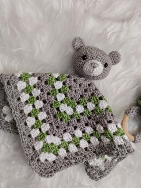 Háčkovaný mojkáčik macko + háčkovaná hrkálka, 