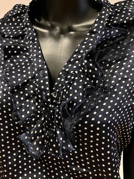 Dámska blúzka s bodkami a volánom (m), m