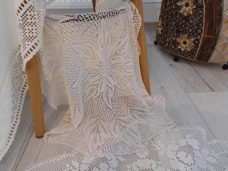 Biely obrus s krajkou + 2 x háčkovaná dečka obrus/, 