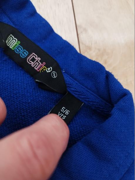 Mikinka na gombíky, 110