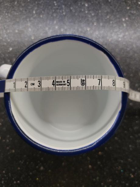 Plechový smaltovaný hrnček, 