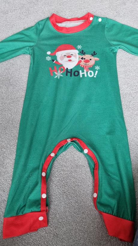 Vianocny pyzamkovi overal, 86