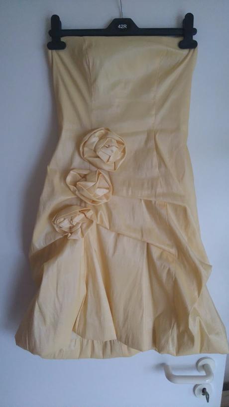 Spoločenské šaty v bledožltej až zlatistej farbe, m