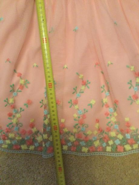 Vyšívané šaty, 122