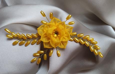 Zlatožltý kvet do vlasov, 