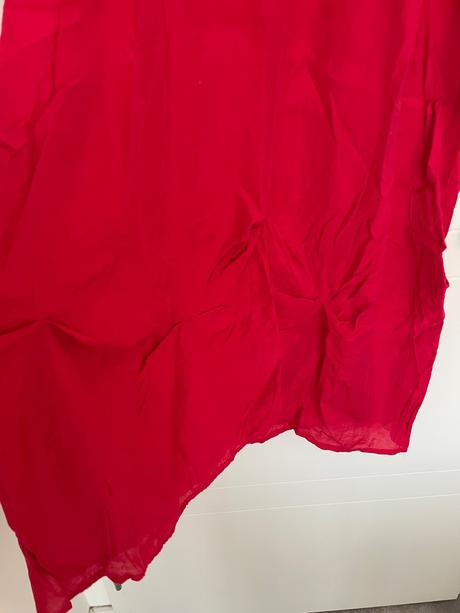 Červené plážové saty, 