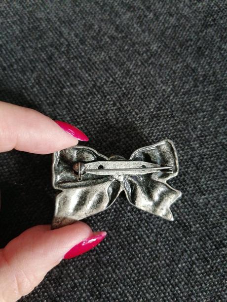 Brošňa mašlička, 