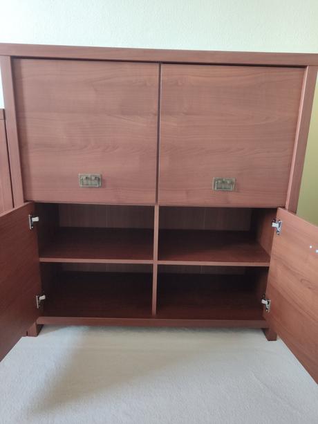 Darujem 2x komoda plus nočný stolík,