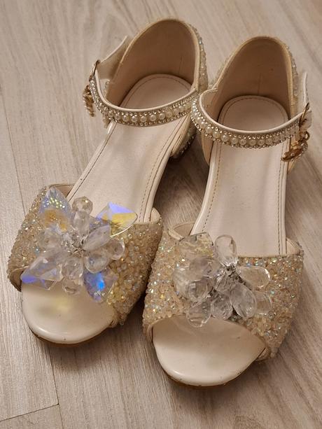 Nádherné sandálky, 32