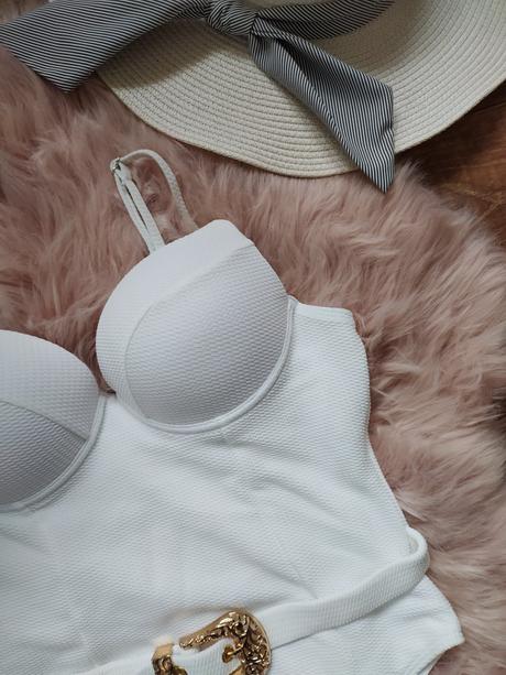 Biele celé plavky s opaskom, l