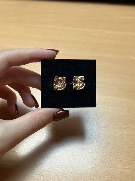 Náušnice v tvare ruže, pieces