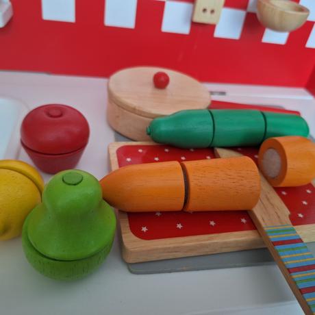 Drevená kuchynka s príslušenstvom a zásterou, 