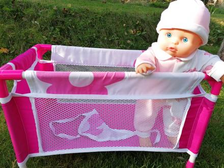 Postieľka s bábikou,