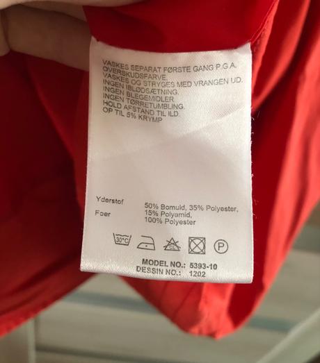 Červený tenký kabát, m