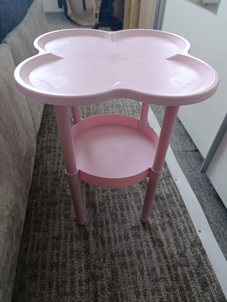 Plastový stolík, 