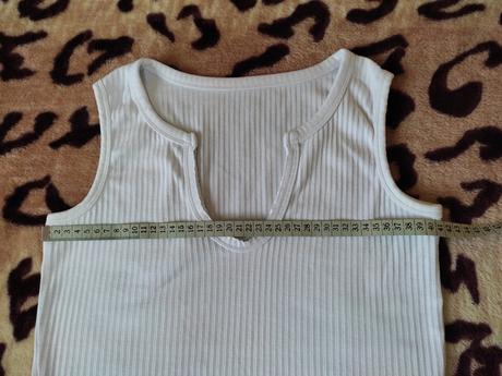 Elegantny biely top bez rukavov, pekne sedi, m