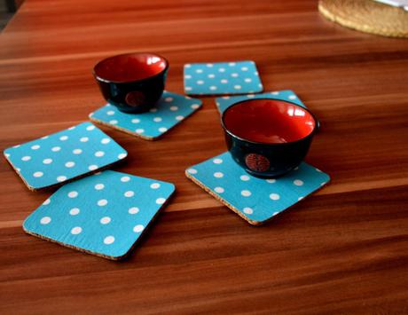  tyrkysové bodkované podšálky, 