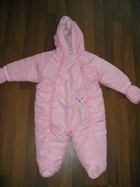 Bledoružový overal s kapucňou a rukavicami, 80