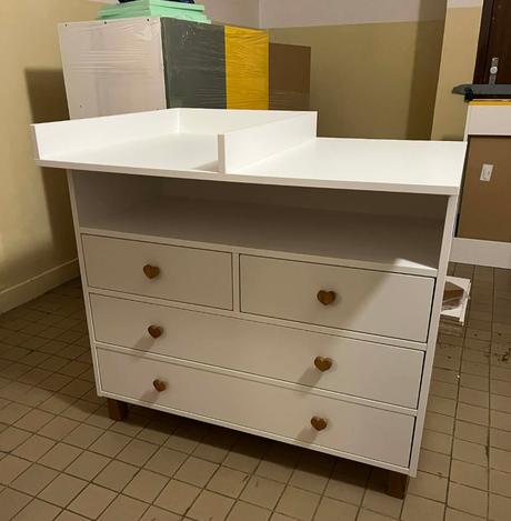 Komoda s prebalovacim pultom a skrina,