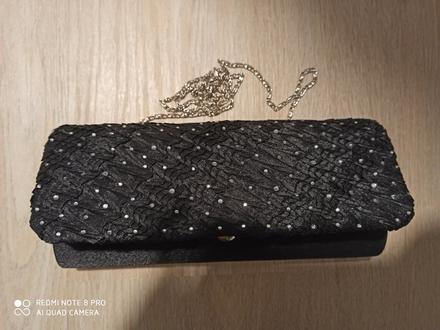 Menšia kabelka do spolocnosti,