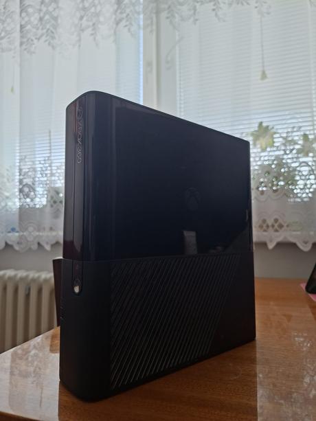 Xbox 360+kinect+hry+ovládače,