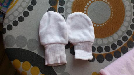 Malé rukavičky a mini capačky pre novorodeniatko, 56