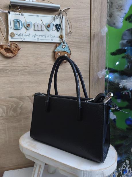 Malá čierna kabelka,