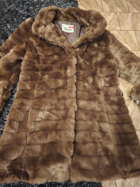 Hnedý kožúšok, s