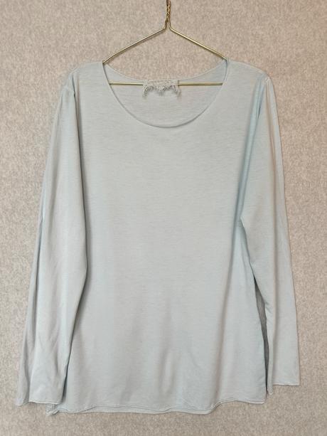 Minimalistické belasomodré tričko, s