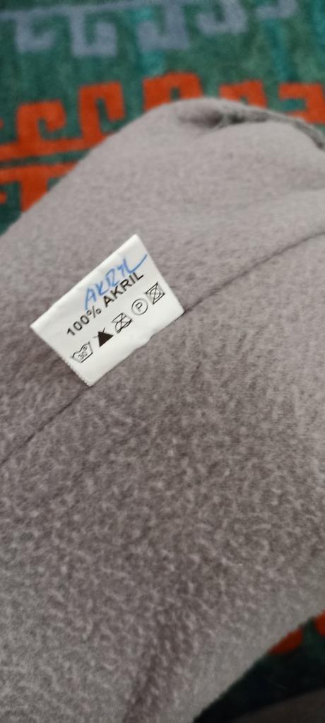 Teplučká čiapka s brnbolcami - nórsky vzor, 110