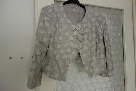 Raz oblecene slavnostne saty, 42